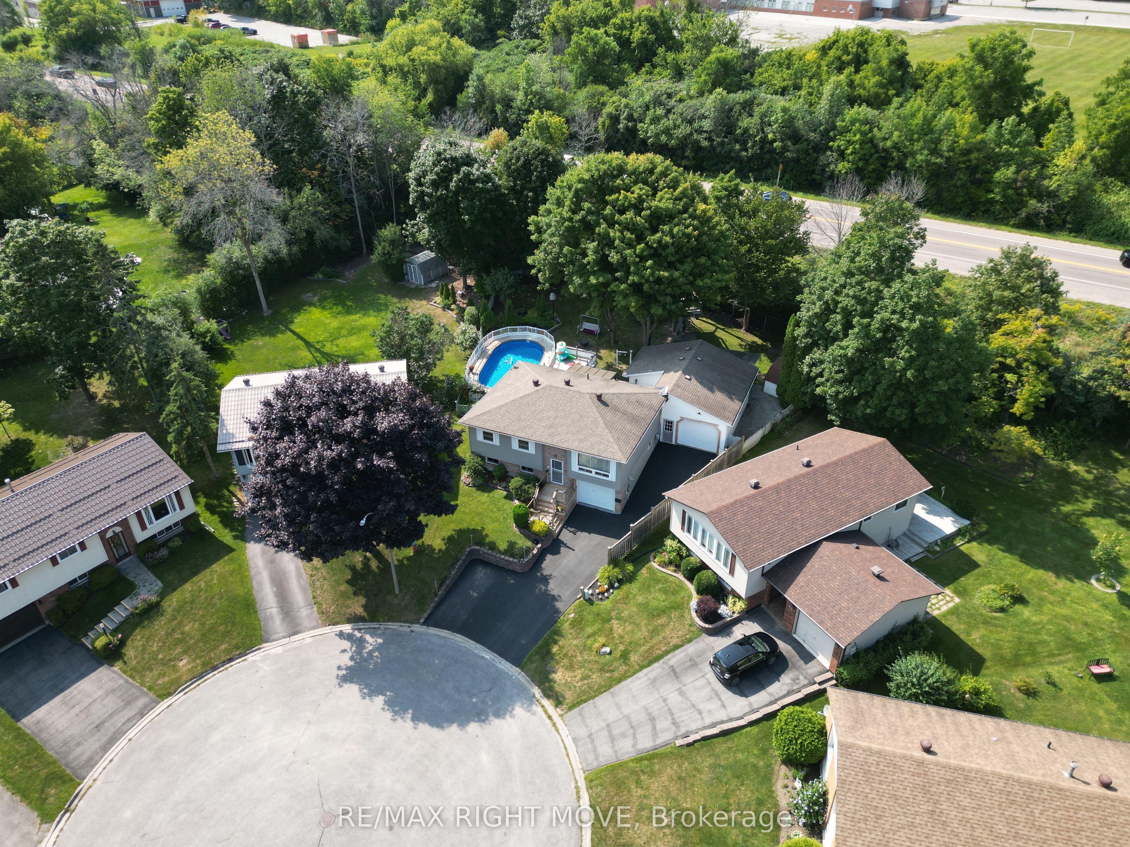 8 Gaudaur Court, Orillia, ON L3V 7B4