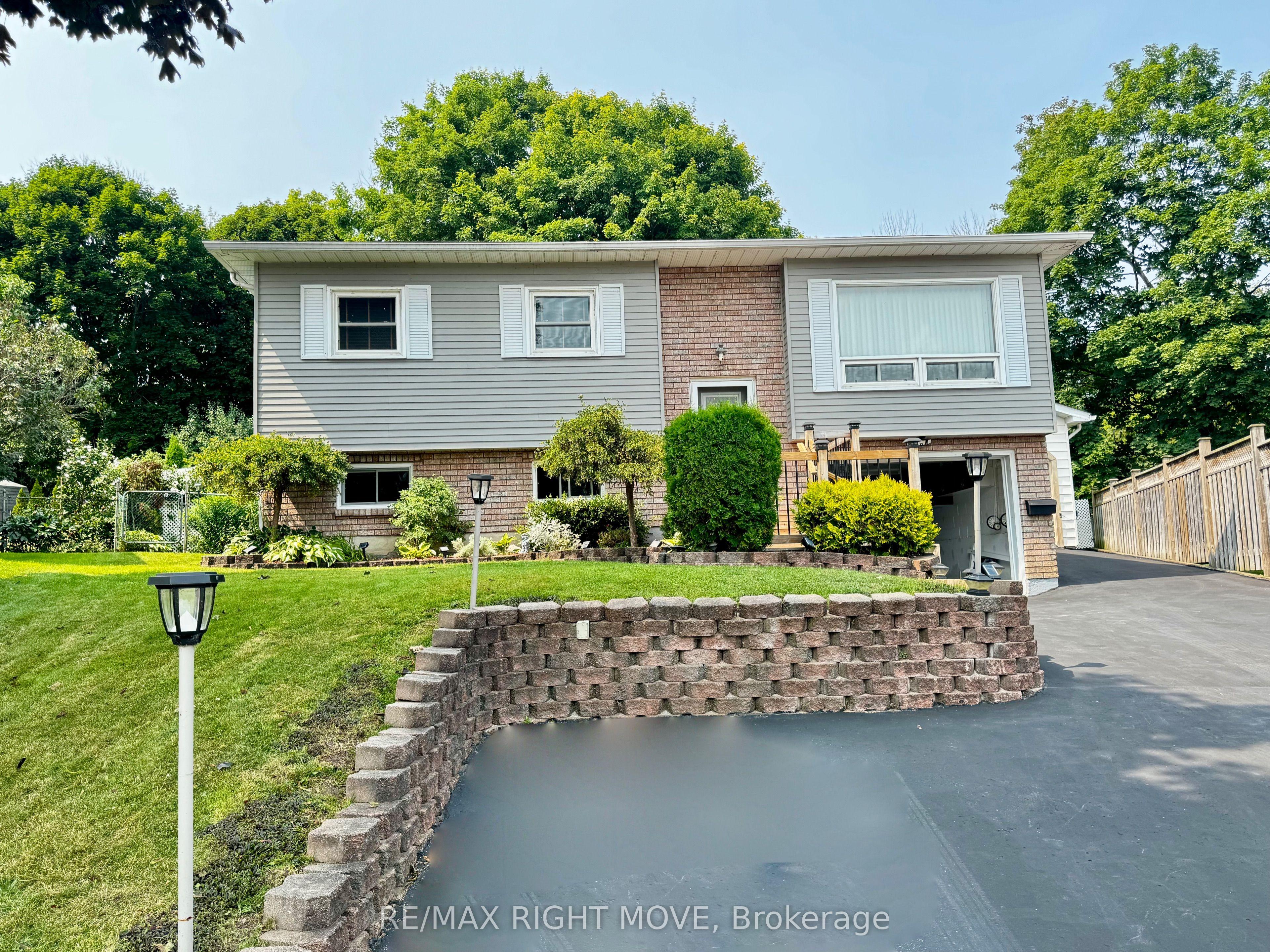 8 Gaudaur Court, Orillia, ON L3V 7B4