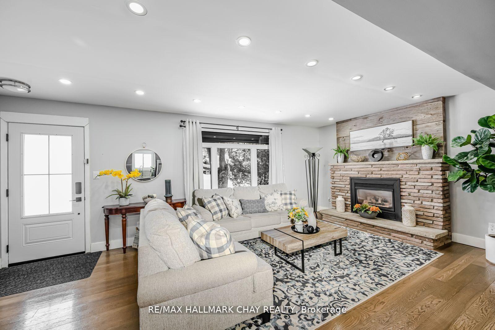 17 Walker Avenue, Orillia, ON L3V 6G8