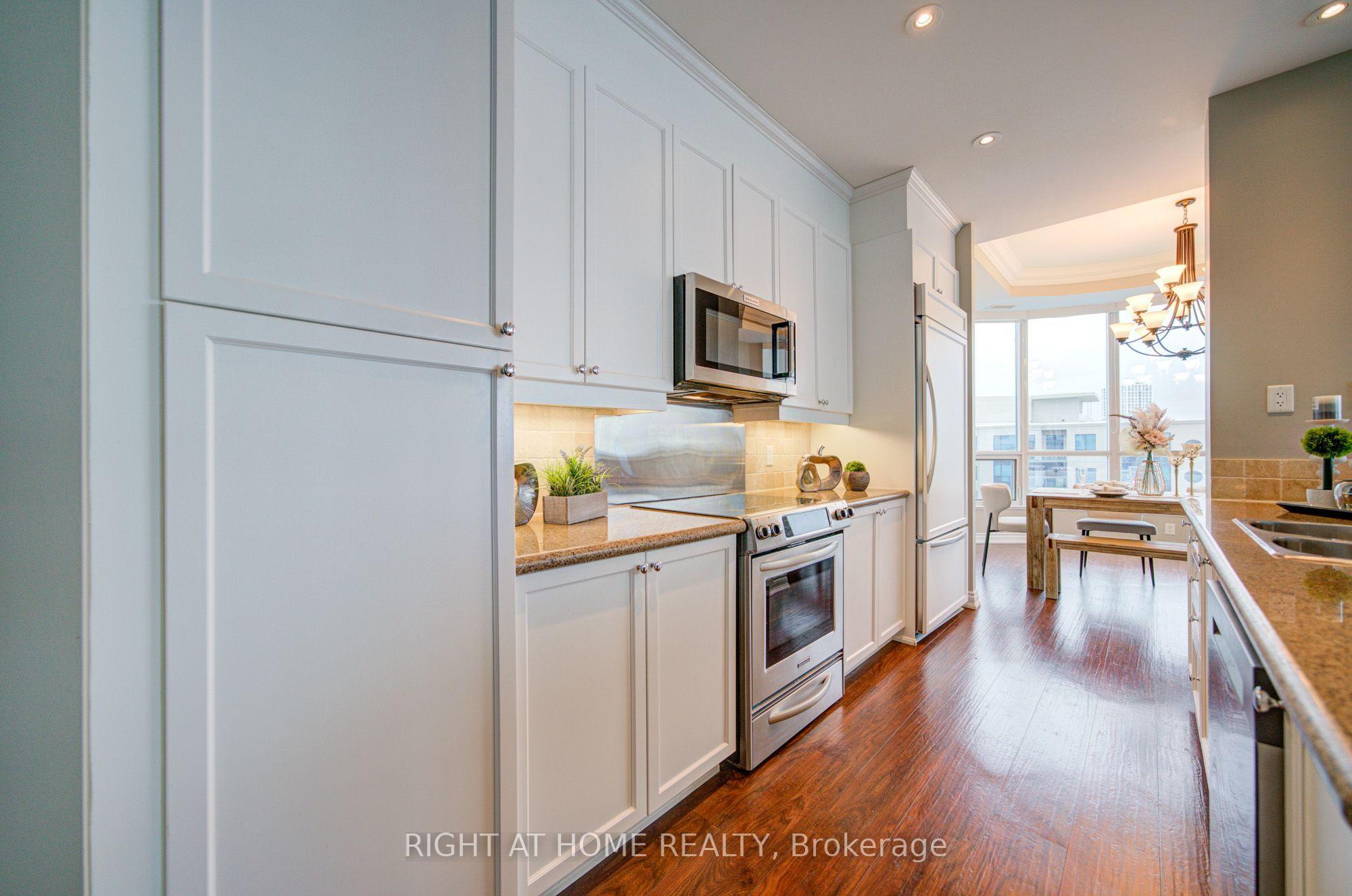 37 Ellen St Ph06, Barrie, ON L4N 6G2