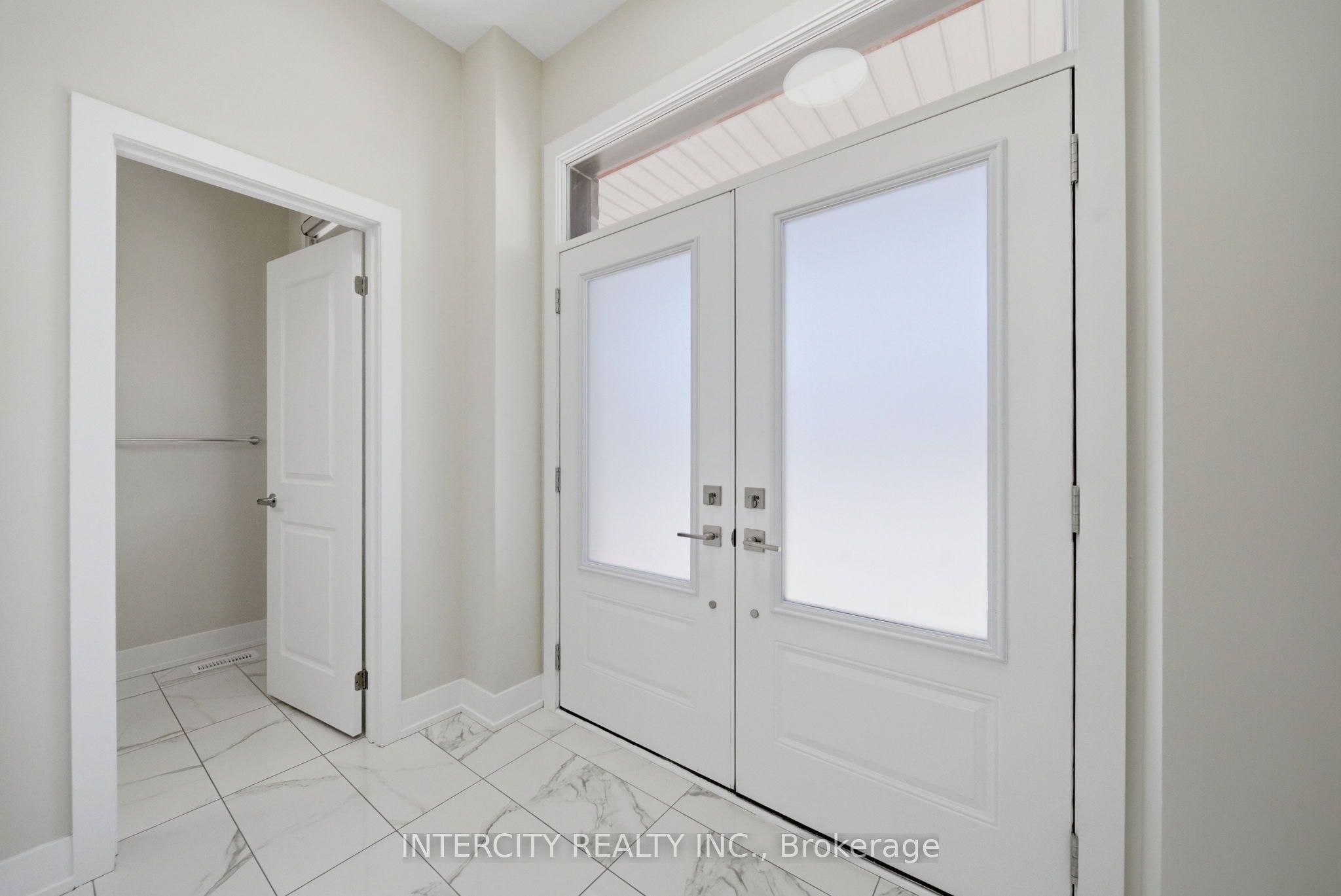 10 Kingsbury Trail, Barrie, ON L9J 0W9