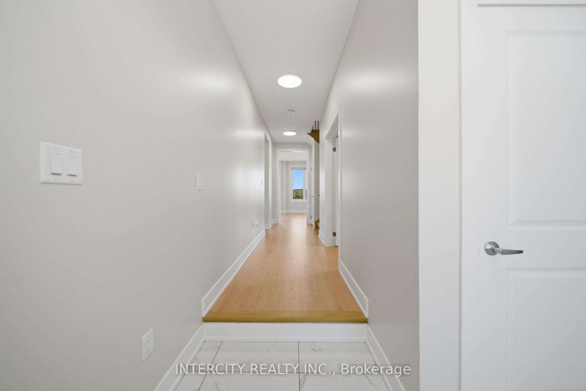 10 Kingsbury Trail, Barrie, ON L9J 0W9