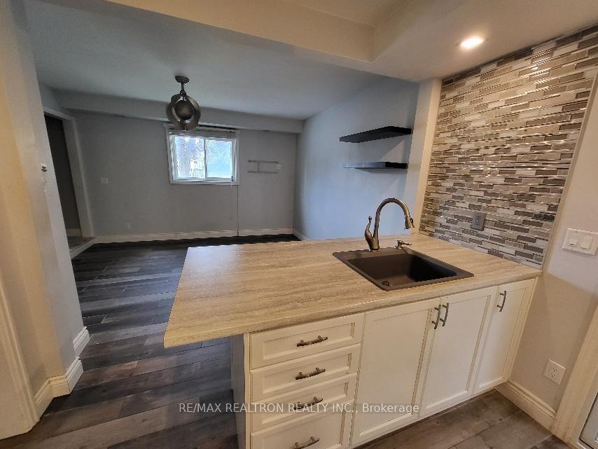 256 Dunlop Street W 1, Barrie, ON P0A 1C0