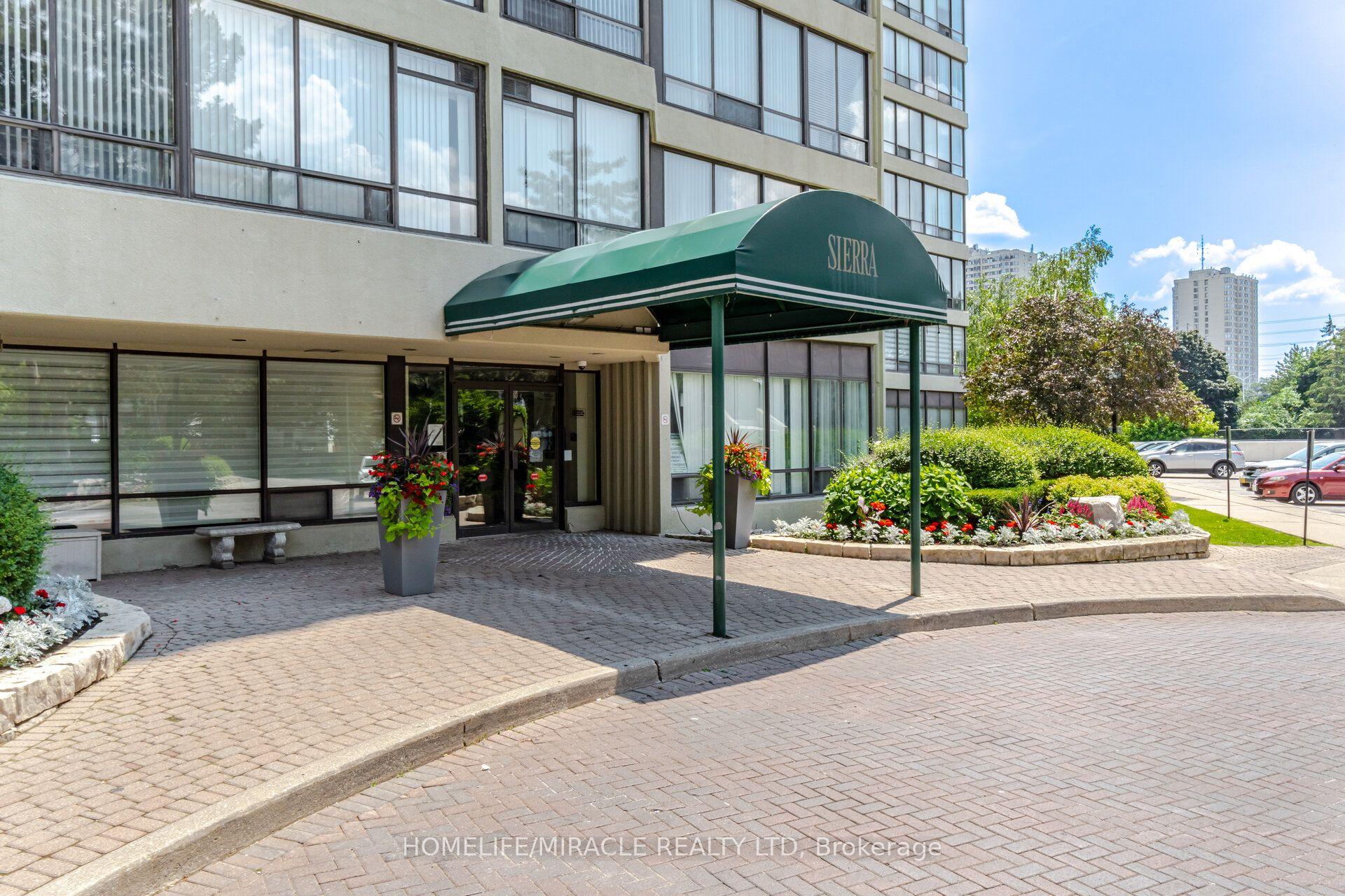 26 Hanover Road 401, Brampton, ON L6S 4T2
