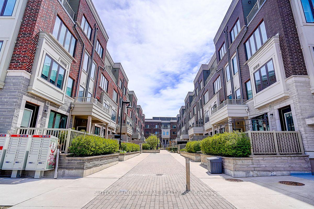 85 Eastwood Park Gardens 18, Toronto, ON M8W 0B9