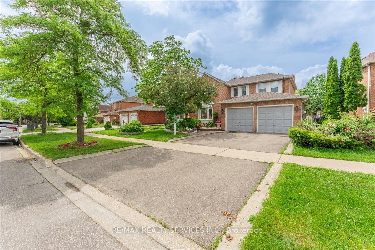 16 Major William Sharpe Drive E, Brampton, ON L6X 3K3