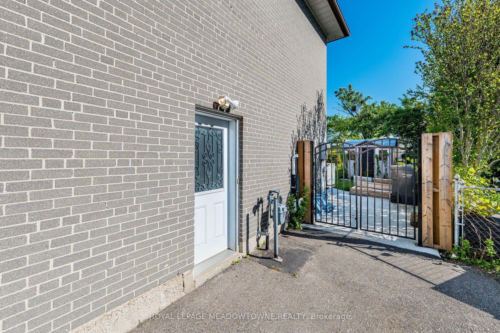 2155 Pashak Court, Mississauga, ON L5A 1H8