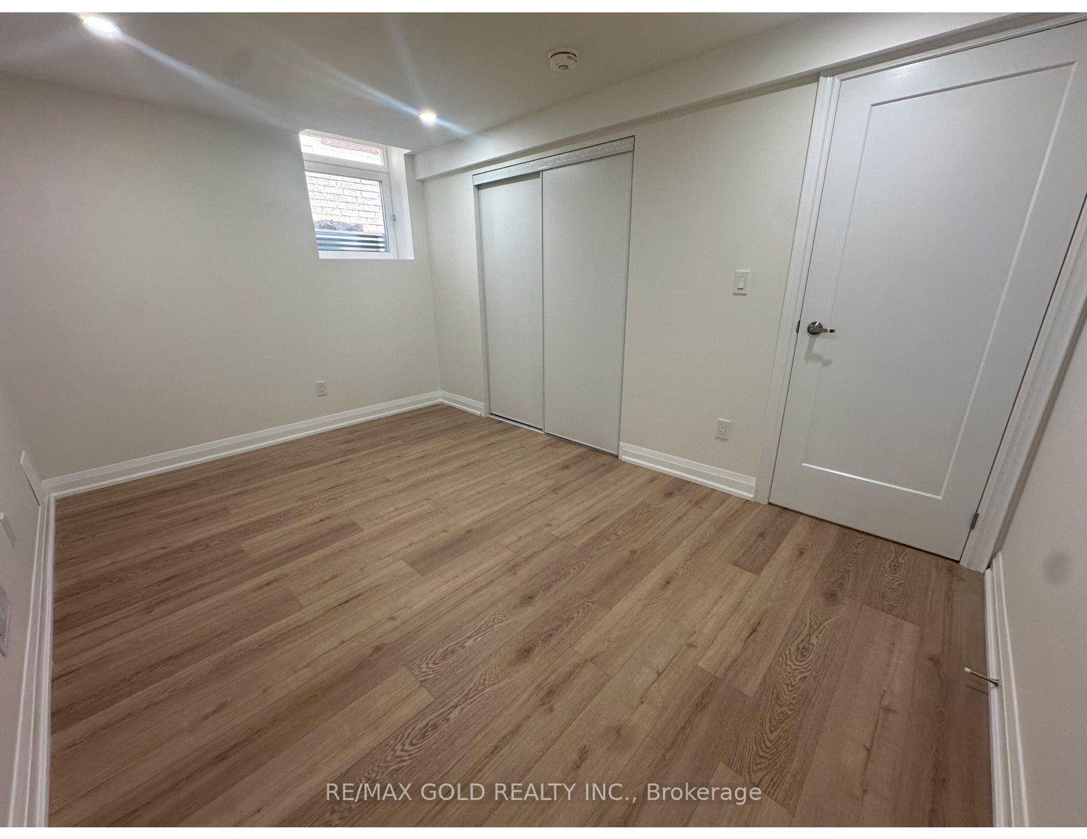 18 Hullen Crescent Lower level, Toronto, ON M9W 7C1