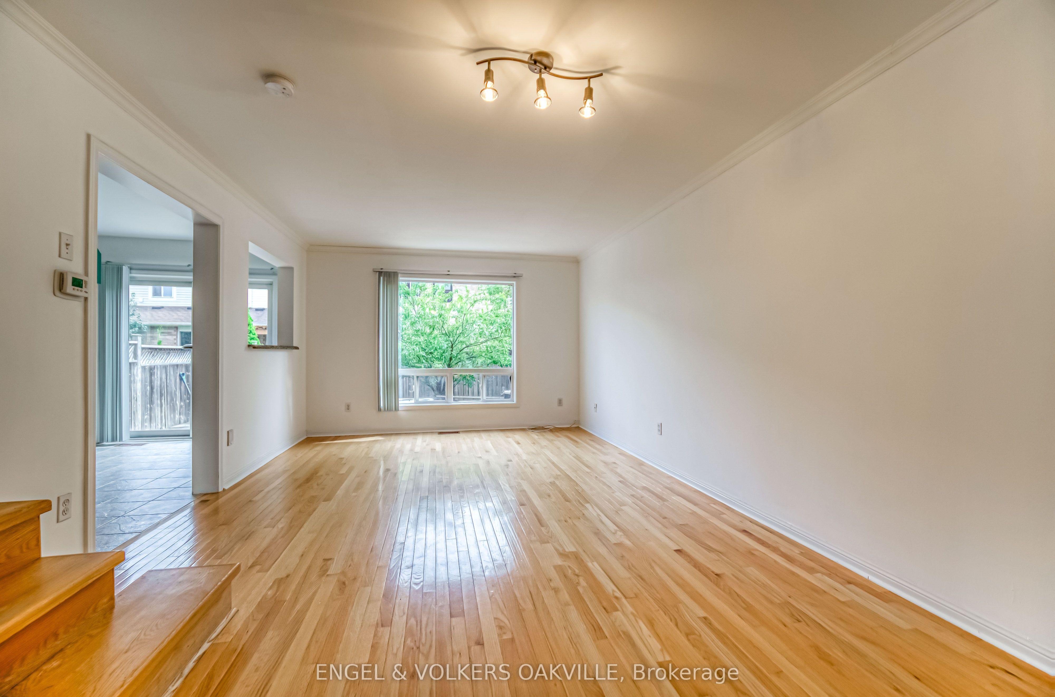 1121 Barclay Circle, Milton, ON L9T 5W4