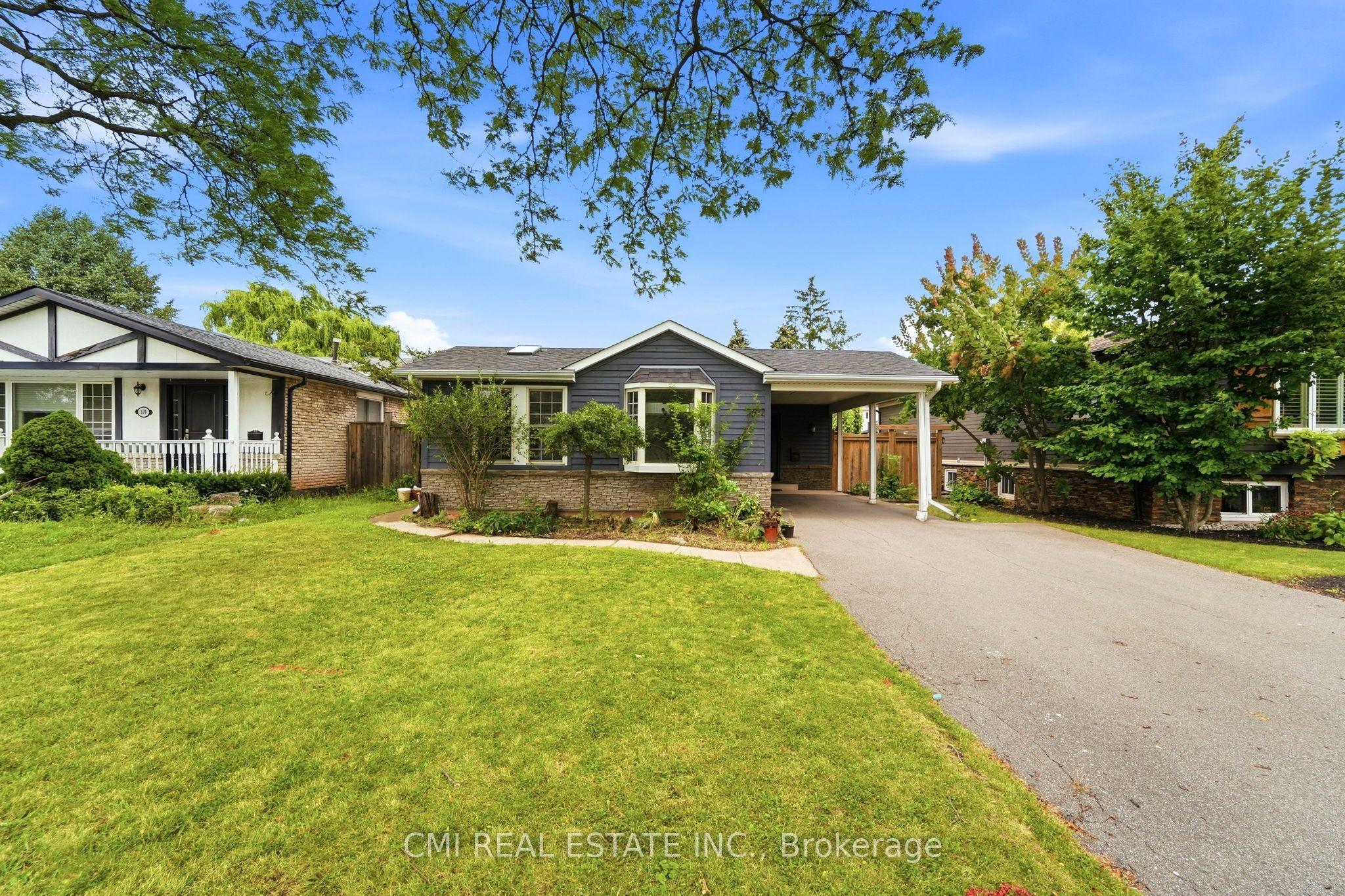 677 Lomond Crescent, Burlington, ON L7L 2N8