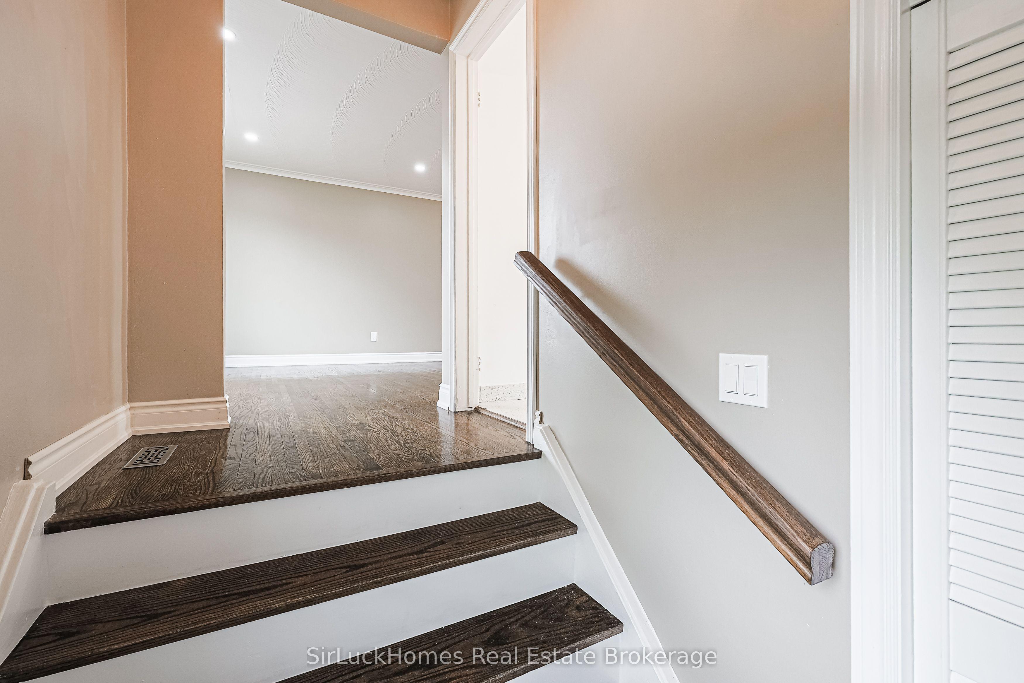 52 Dellbrook Crescent, Toronto, ON M9L 1E2