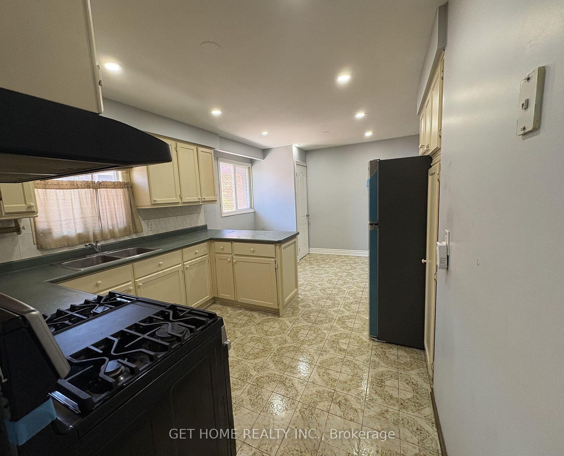 55 Major Oaks Drive #Main, Brampton, ON L6V 3K1
