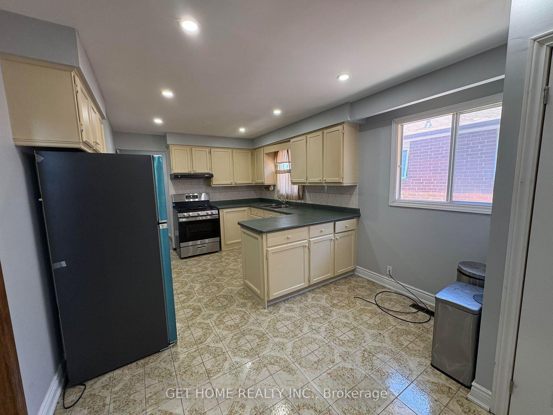 55 Major Oaks Drive #Main, Brampton, ON L6V 3K1
