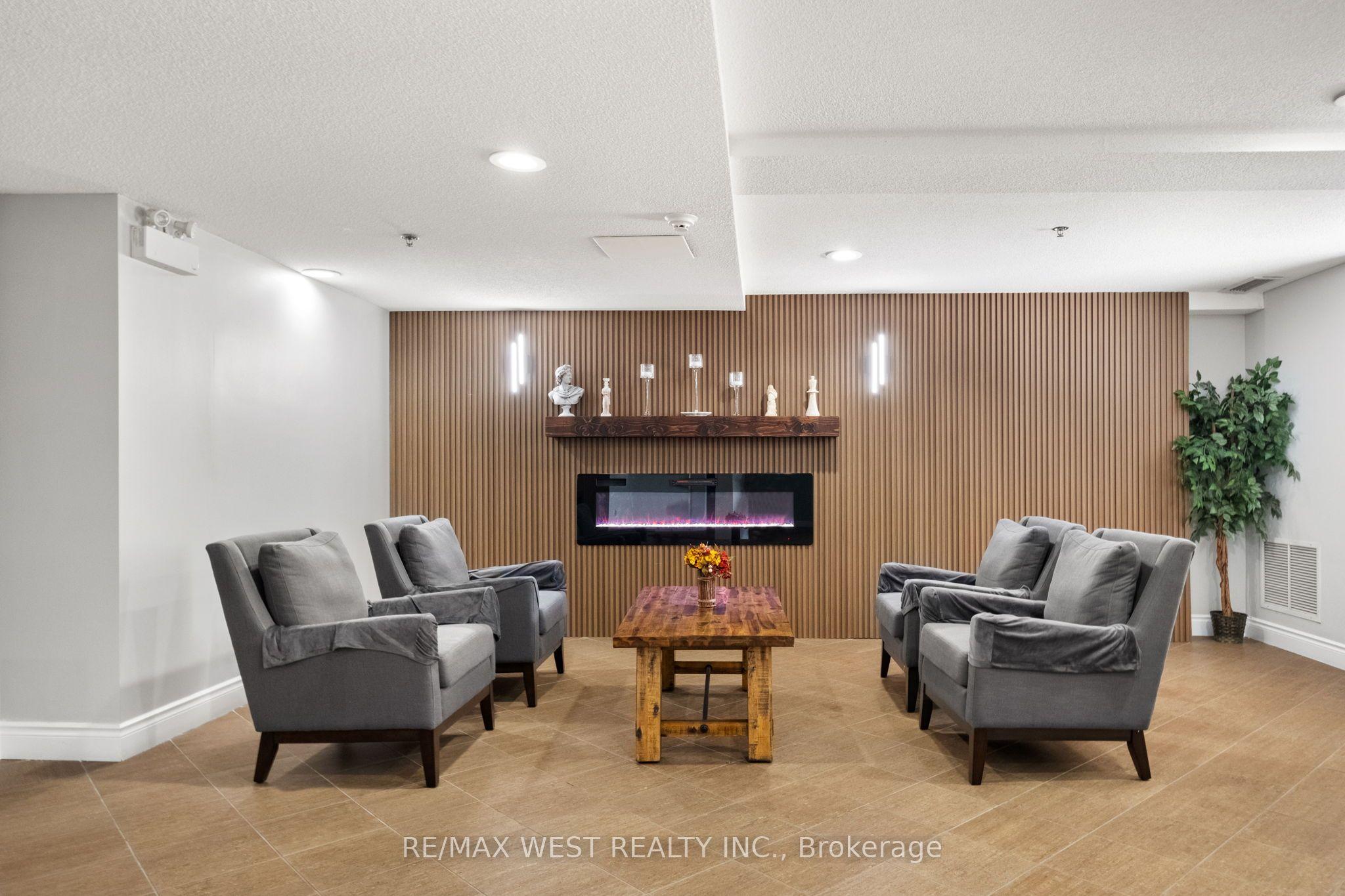 4 Dayspring Circle 208, Brampton, ON L6P 2Z5