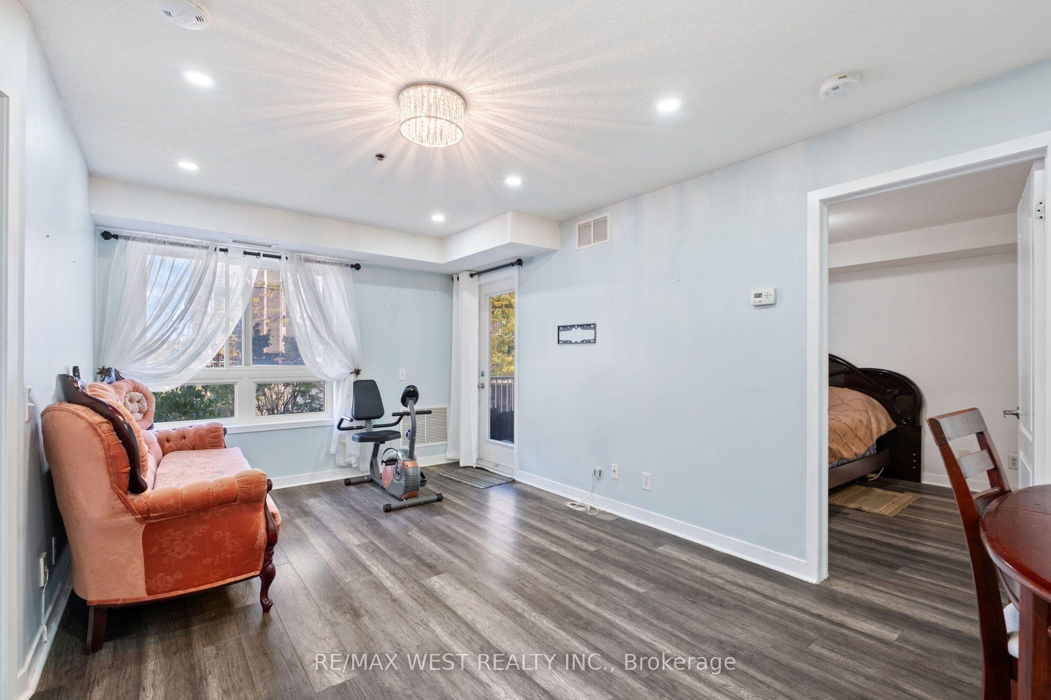 4 Dayspring Circle 208, Brampton, ON L6P 2Z5