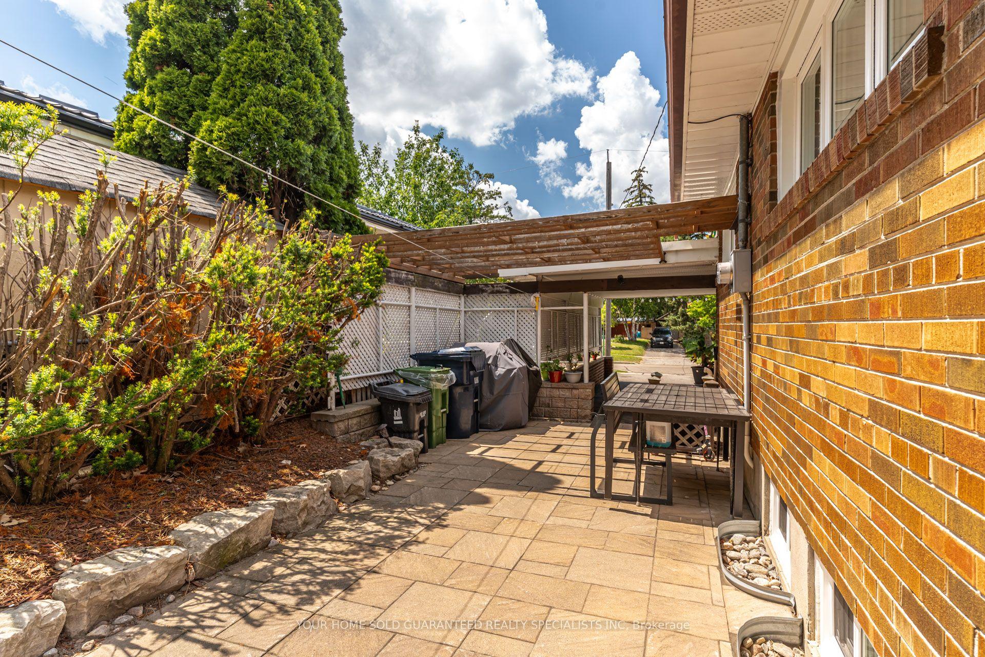 5 Hallow Crescent, Toronto, ON M9W 2V8