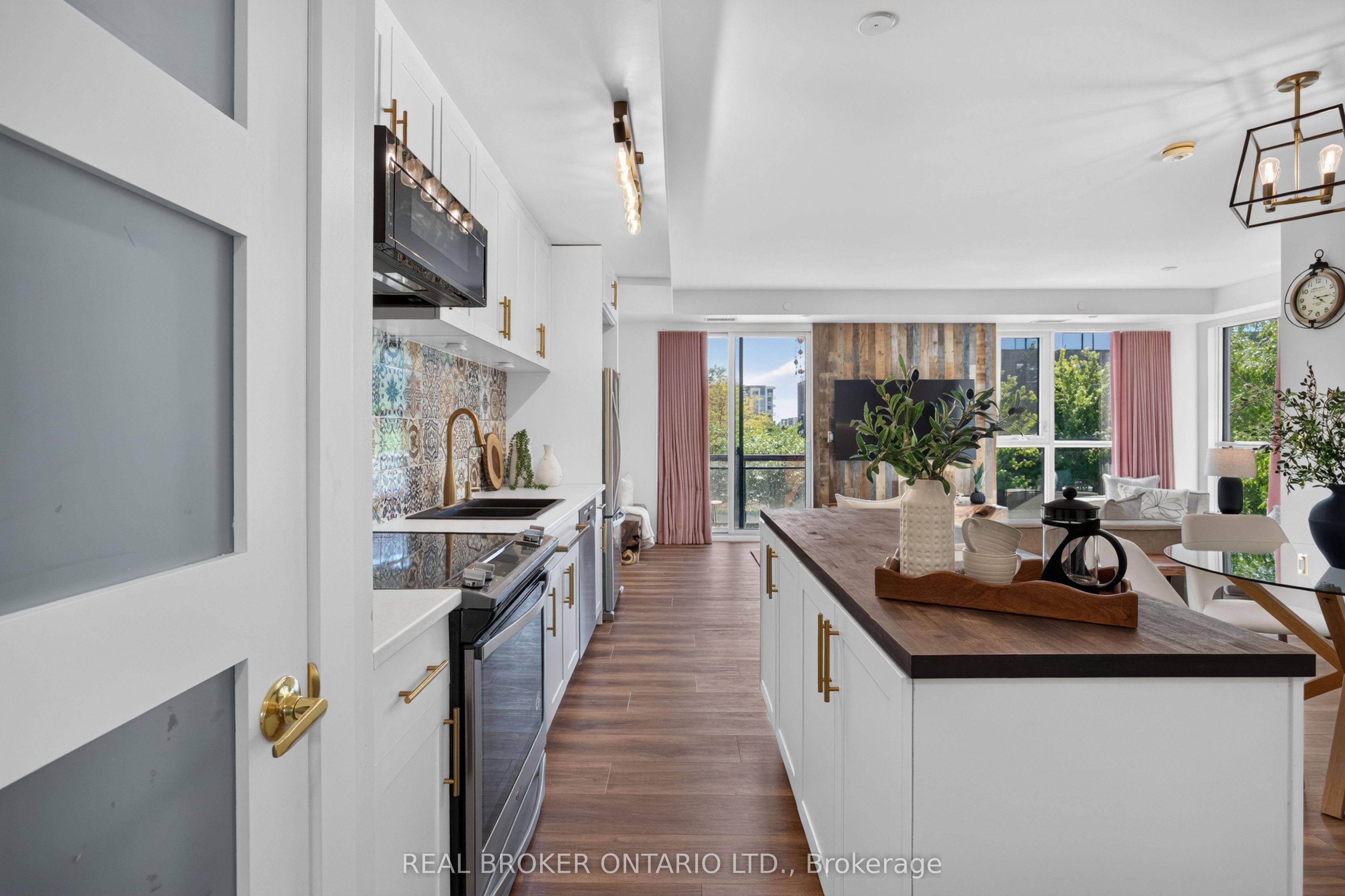 168 Sabina Drive 214, Oakville, ON L6W 0W5