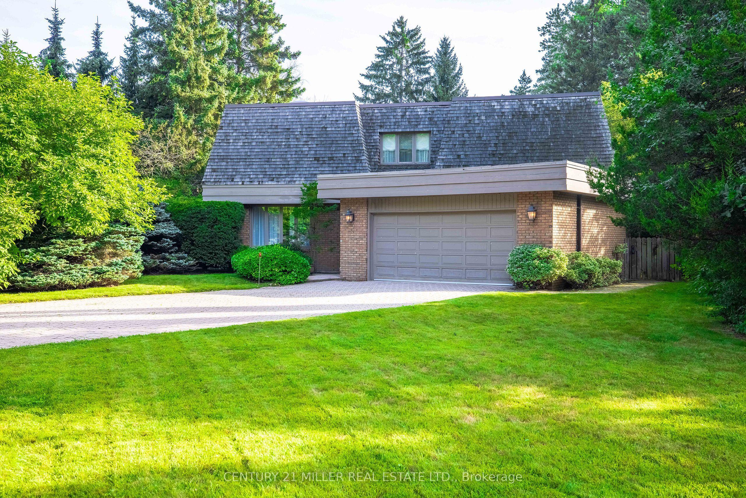 16 Colonial Crescent, Oakville, ON L6J 4K9