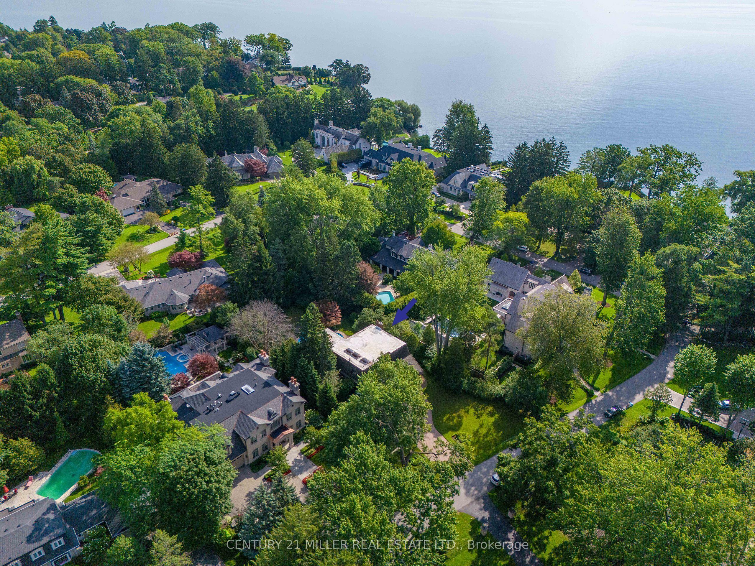 16 Colonial Crescent, Oakville, ON L6J 4K9