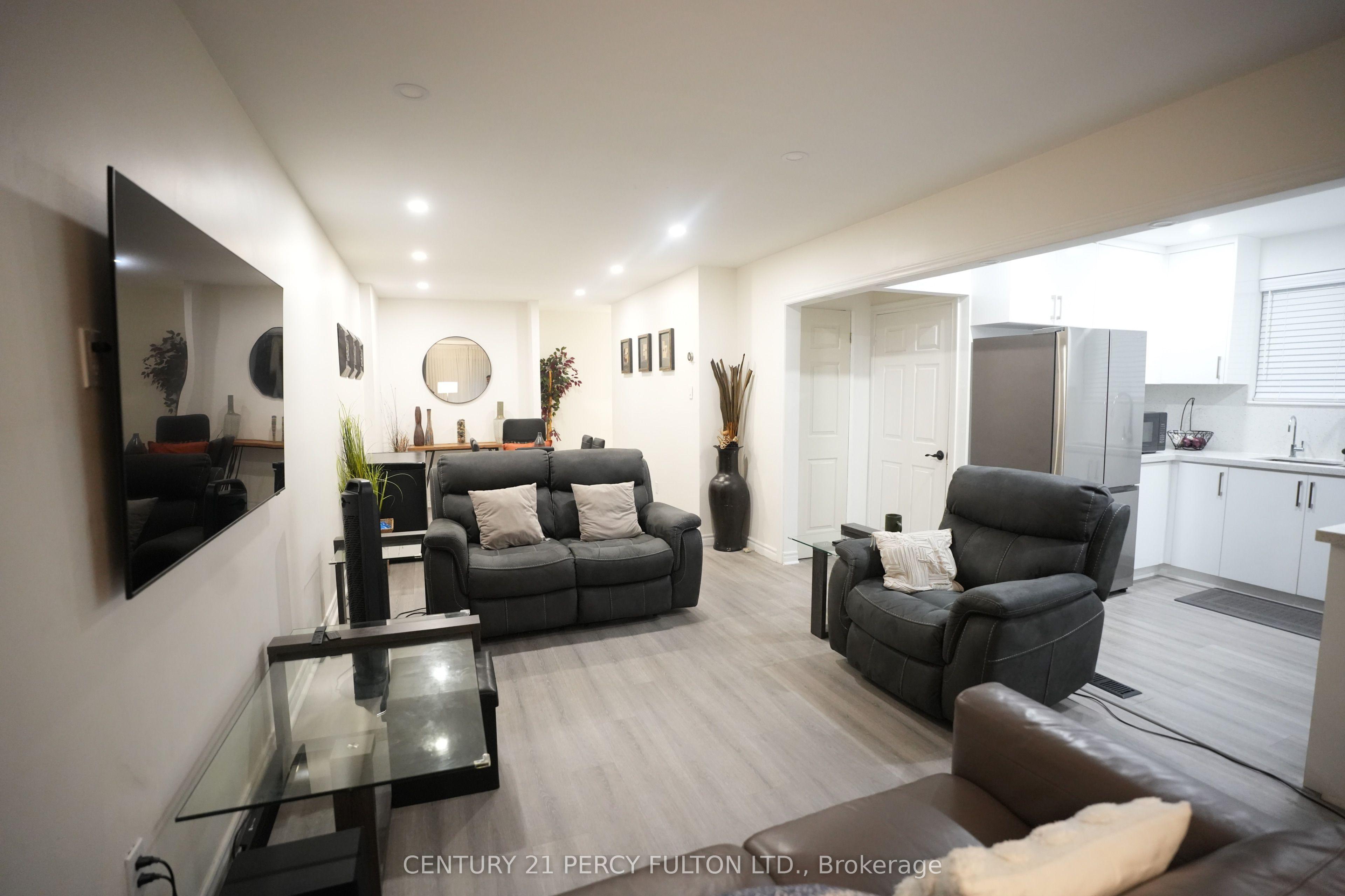 117 Cordella Avenue Main, Toronto, ON M6N 2K1