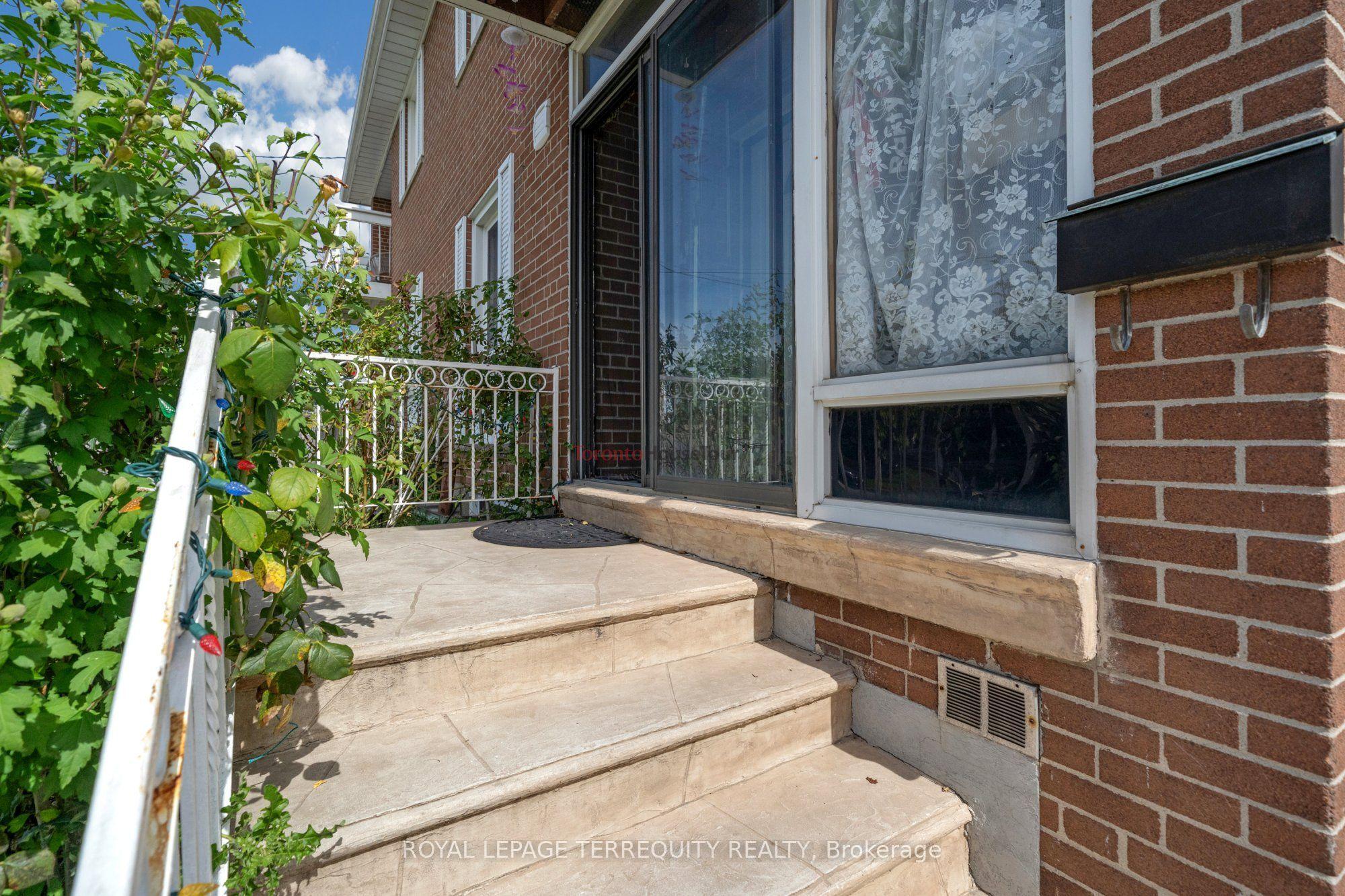 11 Dixiana Court, Toronto, ON M3L 1X3