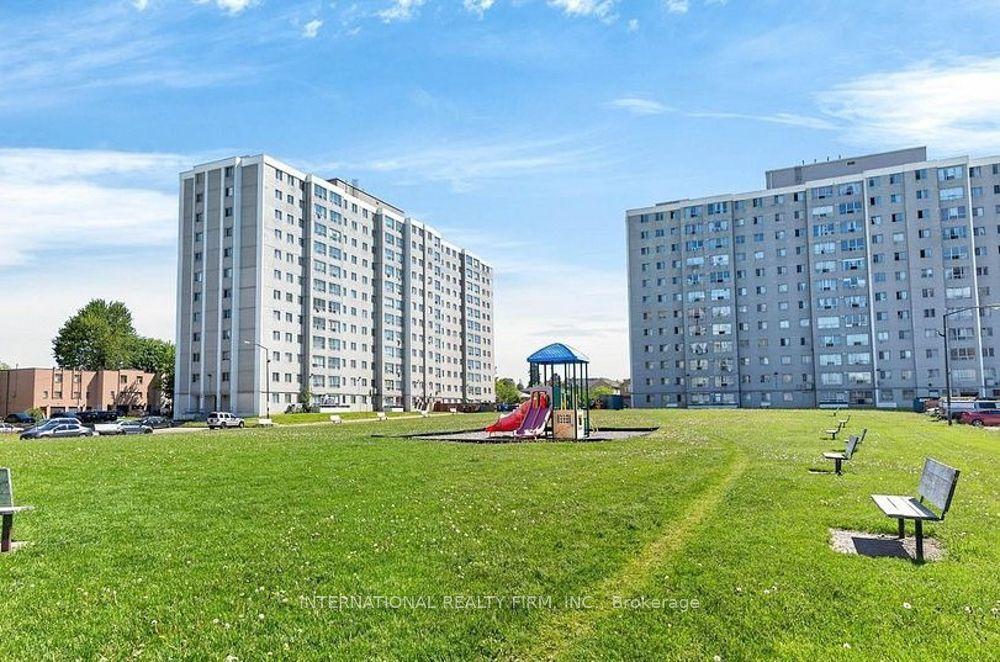 50 Lotherton Pathway 1111, Toronto, ON M6B 2G8