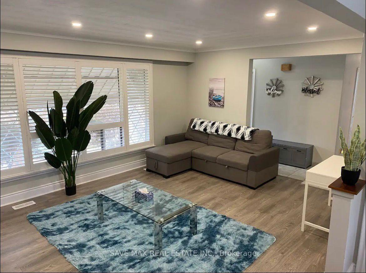 561 Weir Avenue, Oakville, ON L6L 4X3