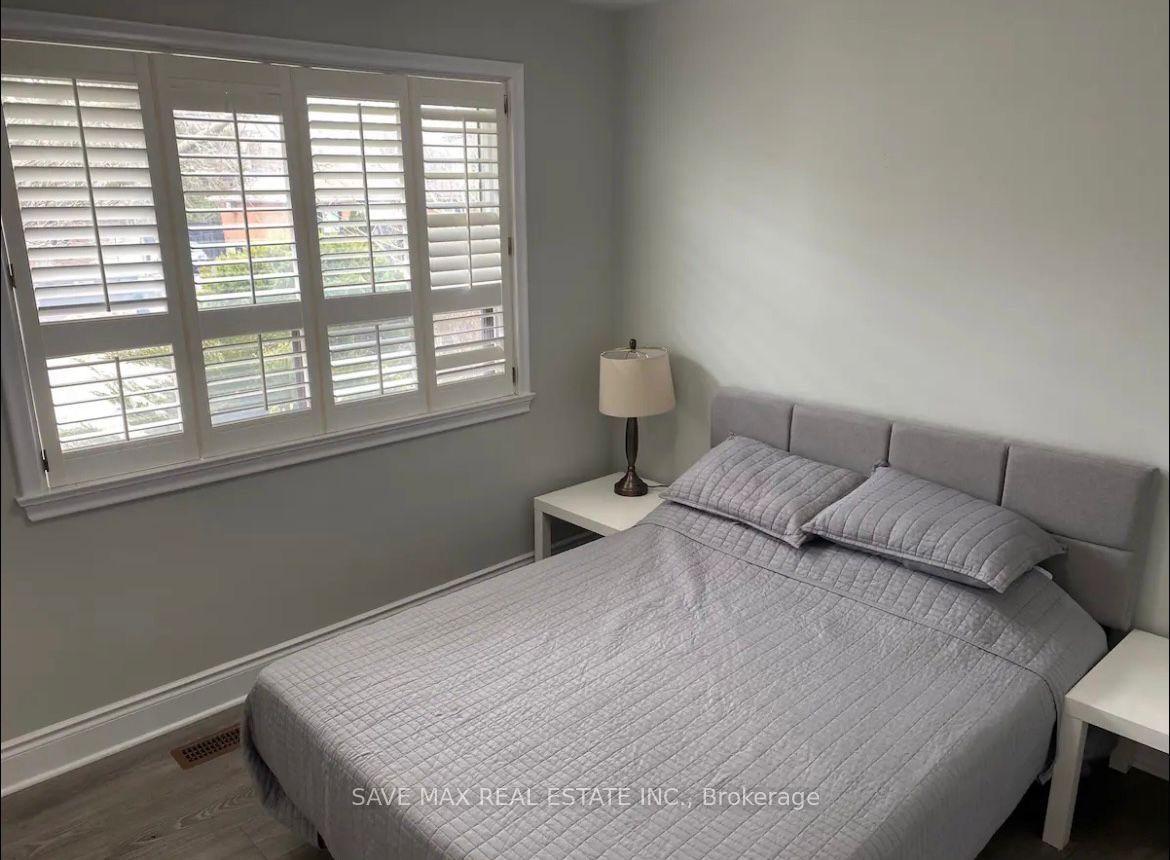 561 Weir Avenue, Oakville, ON L6L 4X3