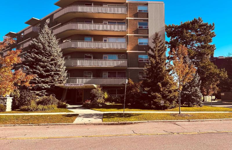 11 FONTENAY Court 105, Toronto, ON M9A 4W6