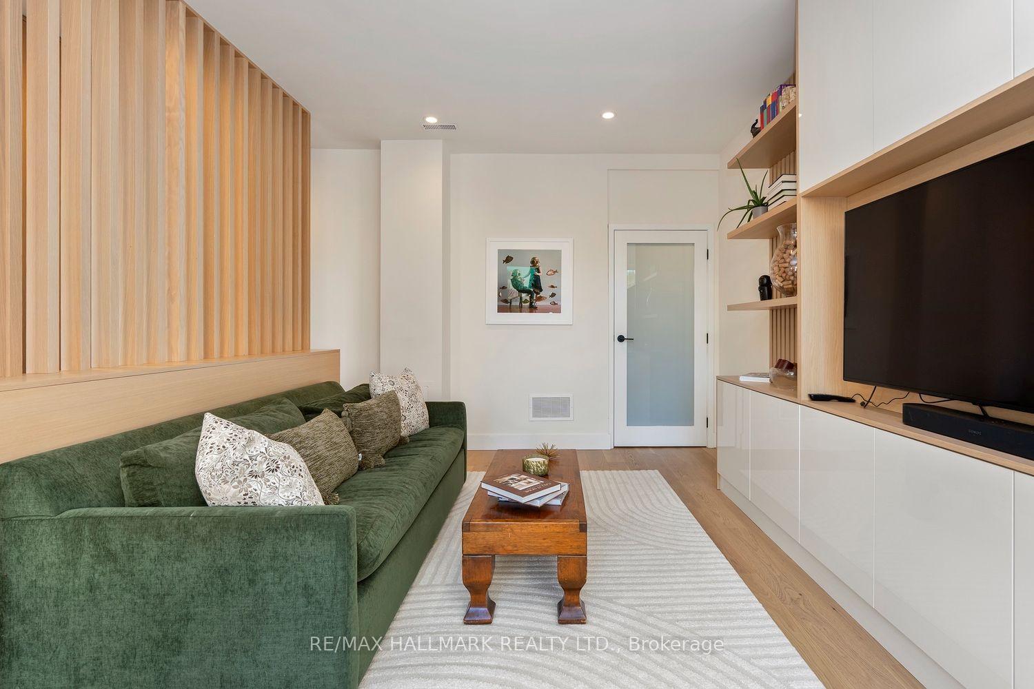 39 Dekoven Mews 4, Toronto, ON M6P 4H5