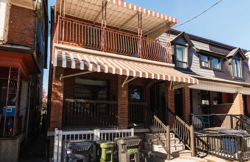 862 Ossington Avenue Main, Toronto, ON M6G 3V1