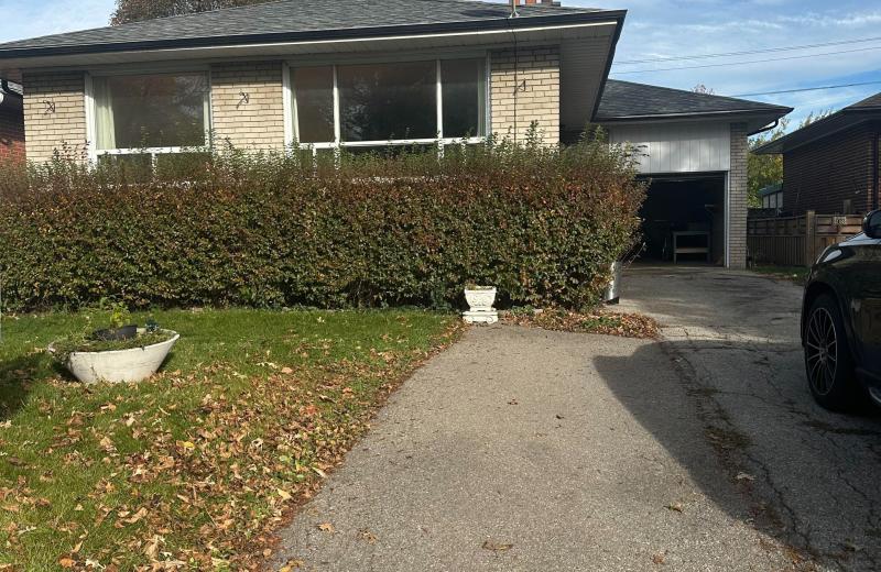 33 Aikenhead Road, Toronto, ON M9R 2Z1