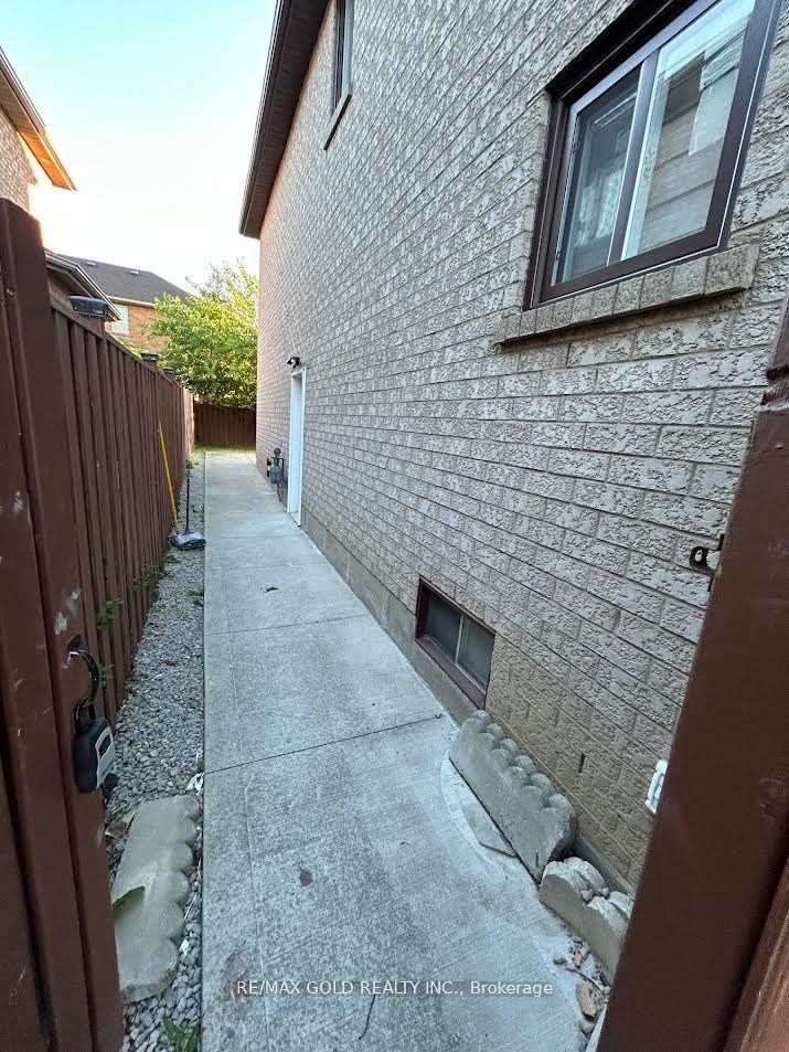 1028 Fernandez Drive Bsmt, Mississauga, ON L5V 1W9