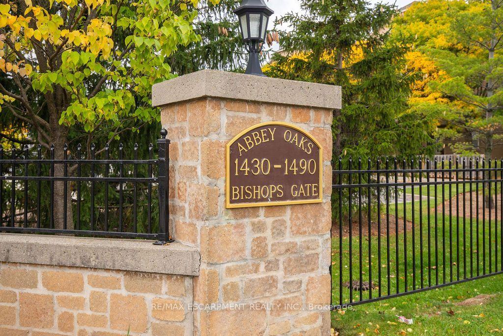 1480 Bishops Gate 207, Oakville, ON L6M 4N4