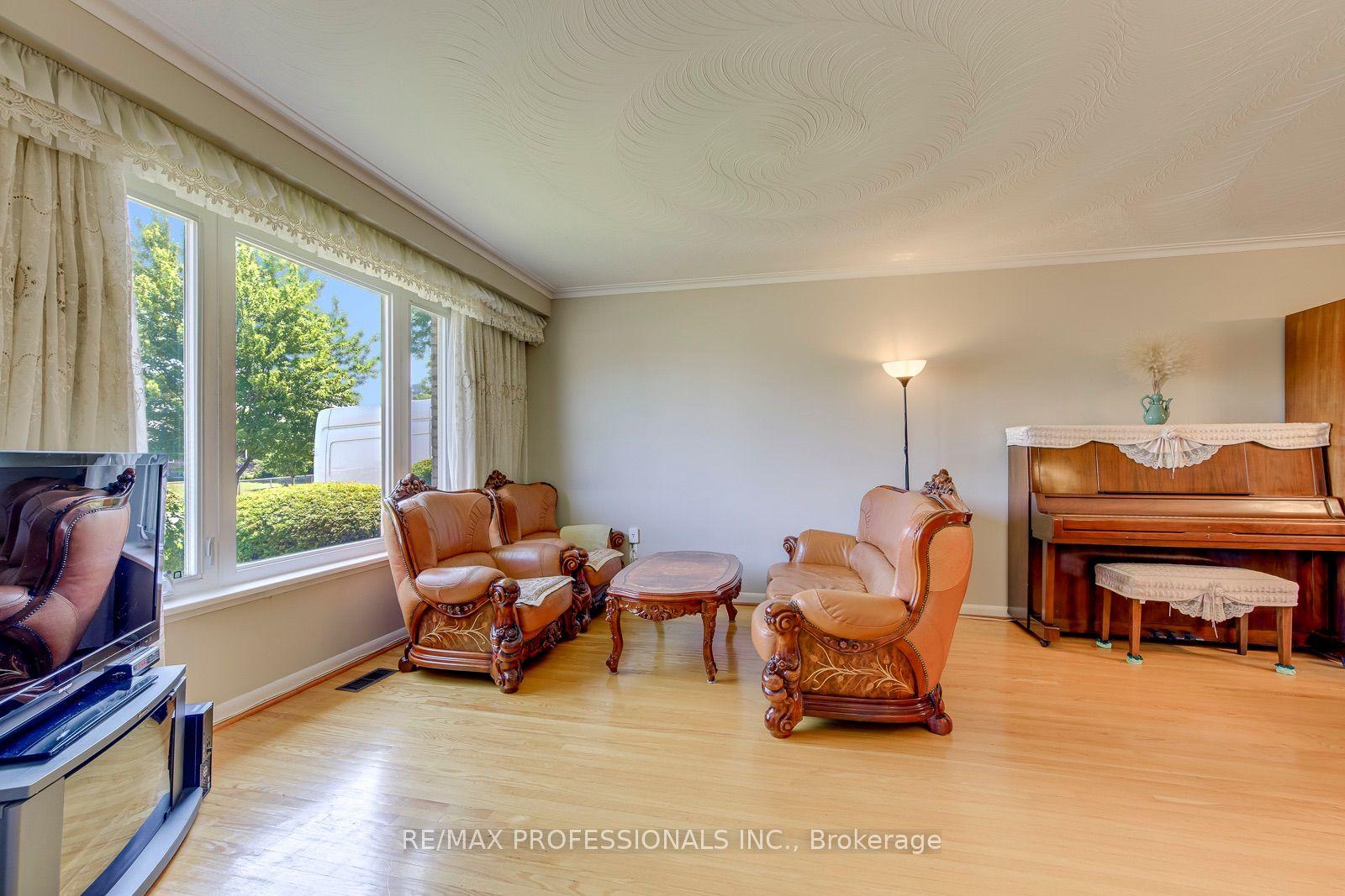 256 Wellesworth Drive, Toronto, ON M9C 4S6