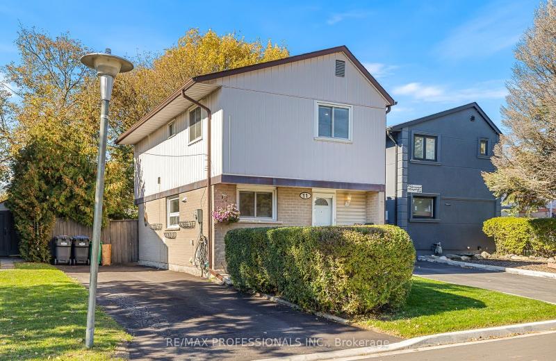 11 Grand Rapids Square, Brampton, ON L6S 2H9