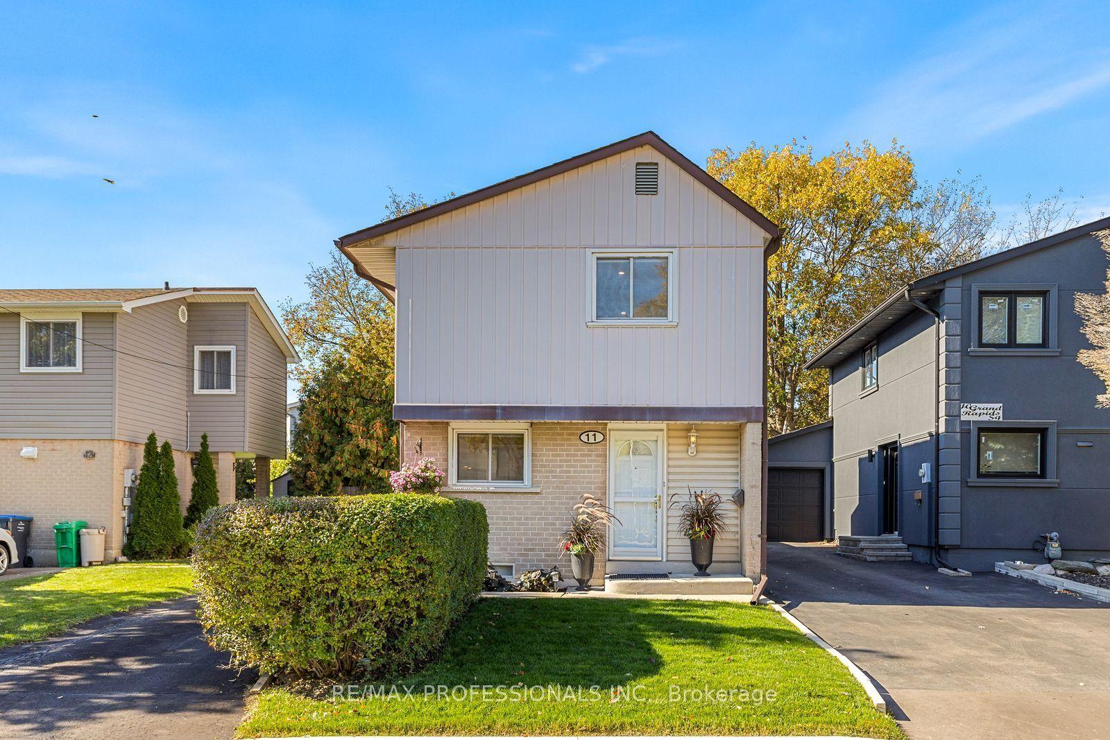 11 Grand Rapids Square, Brampton, ON L6S 2H9