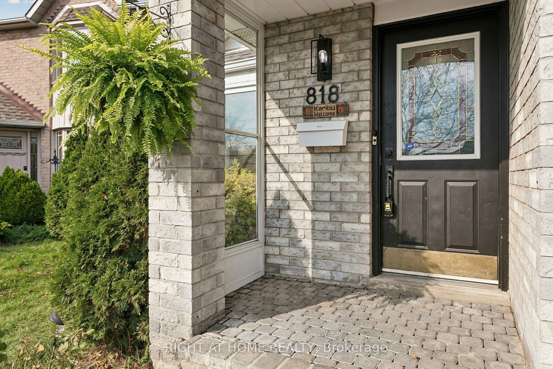 818 Miriam Crescent, Burlington, ON L7S 2B9