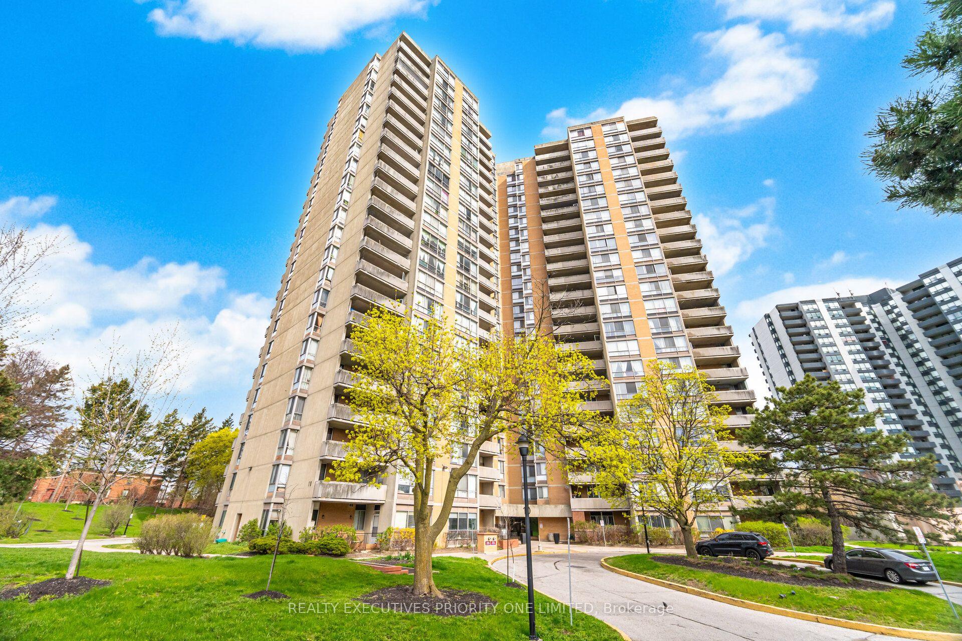 10 Martha Eaton Way 1013, Toronto, ON M6M 5B3
