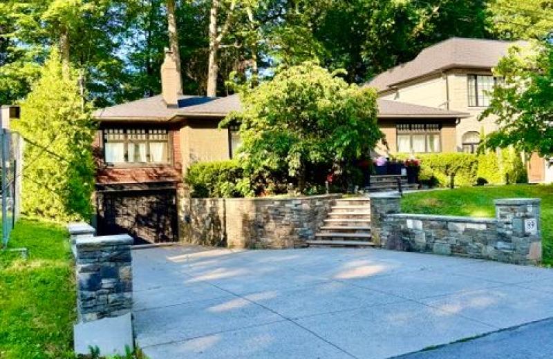 89 Holyrood Avenue, Oakville, ON L6K 2V4