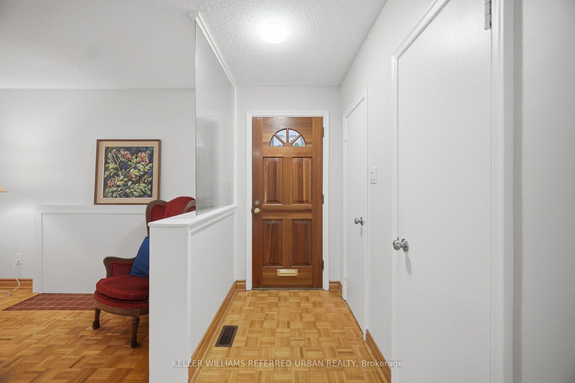 29 Beaucourt Road, Toronto, ON M8Y 3G1