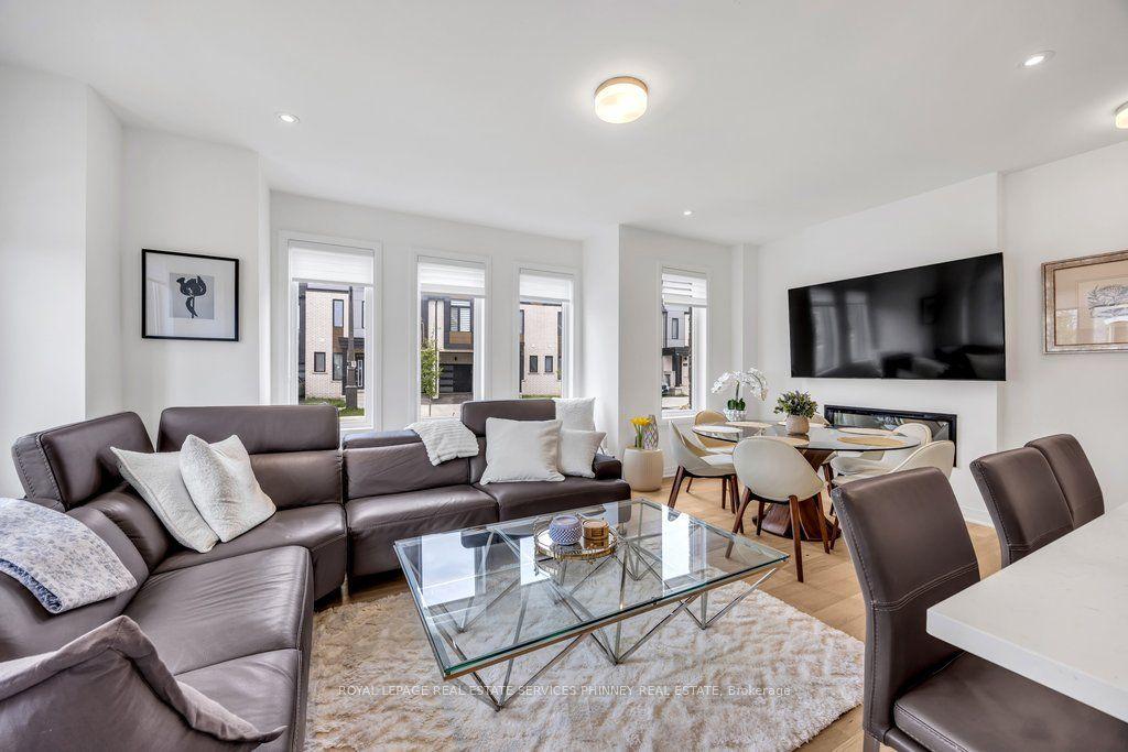 9 Crown Gate, Oakville, ON L6M 0W8