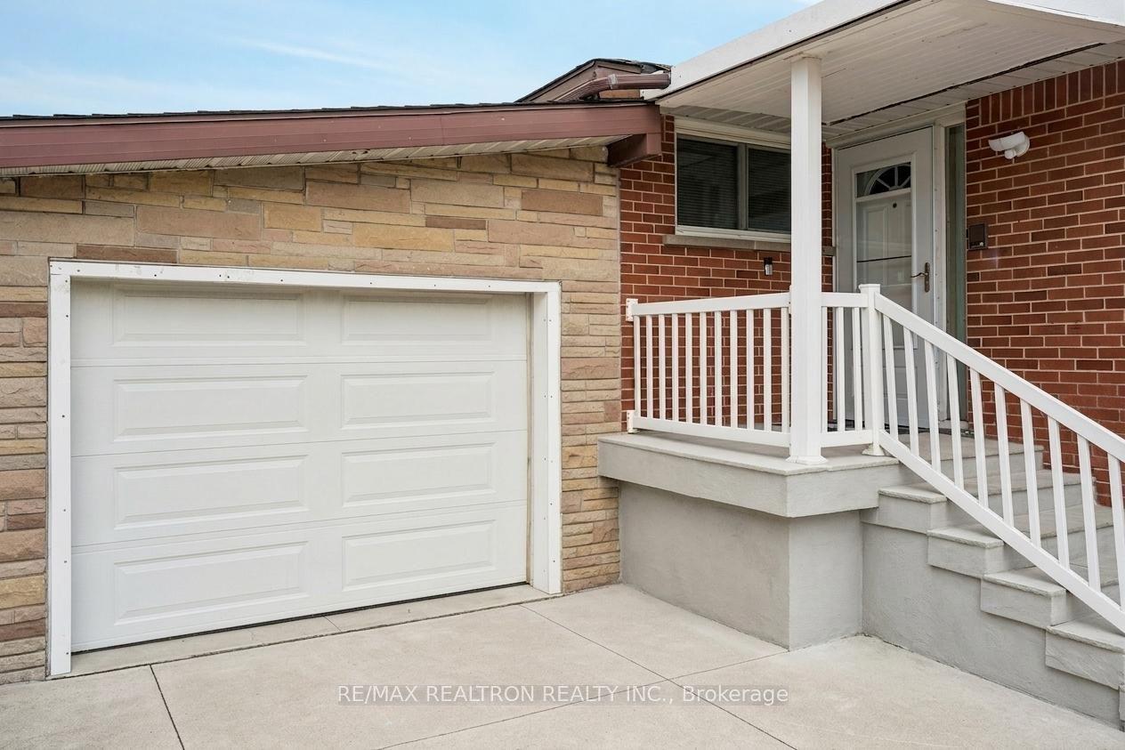 831 Mohawk Road E, Hamilton, ON L8T 2R4