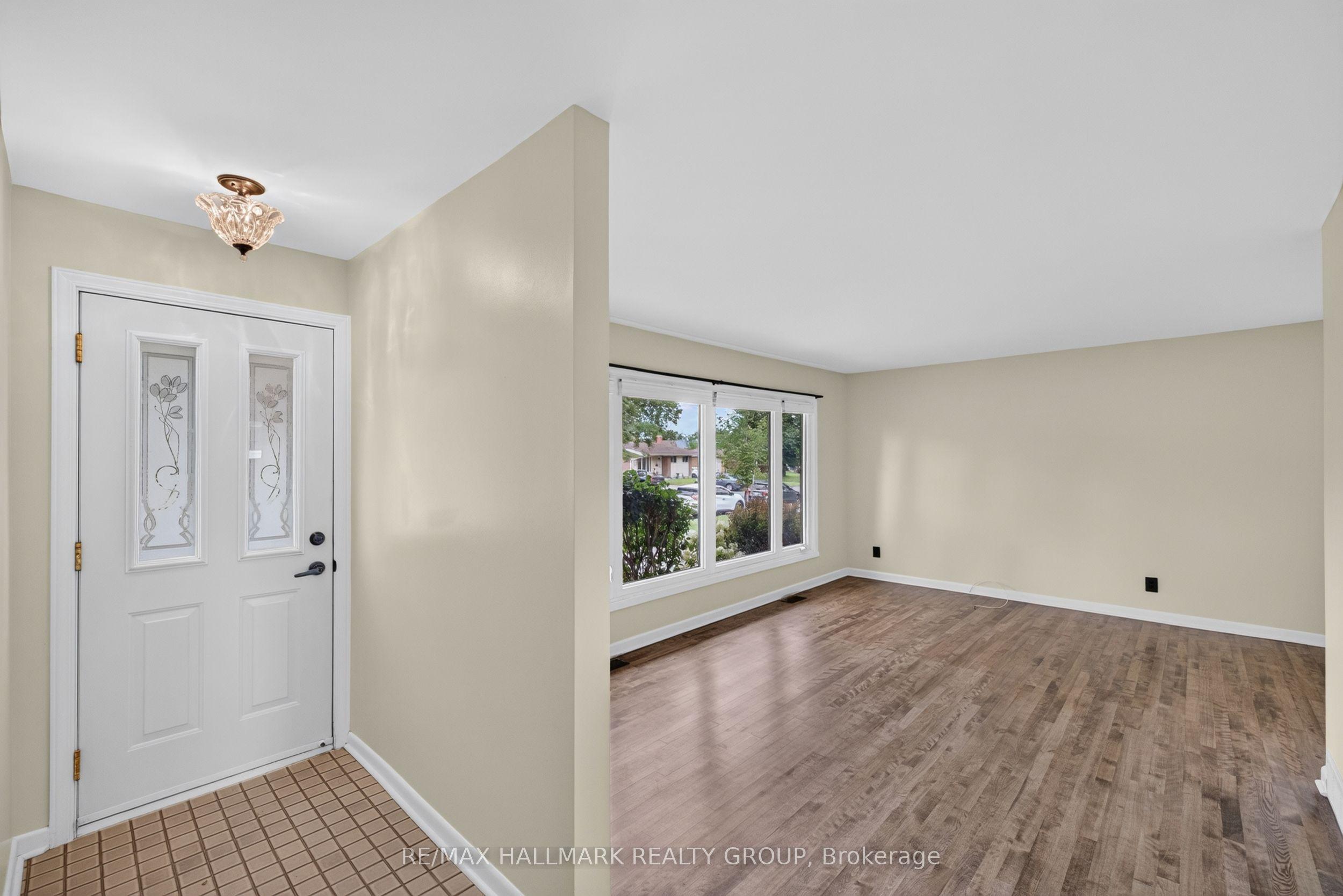 1143 Gateway Road, Parkway Park - Queensway Terrace S and Area, ON K2C 2W8