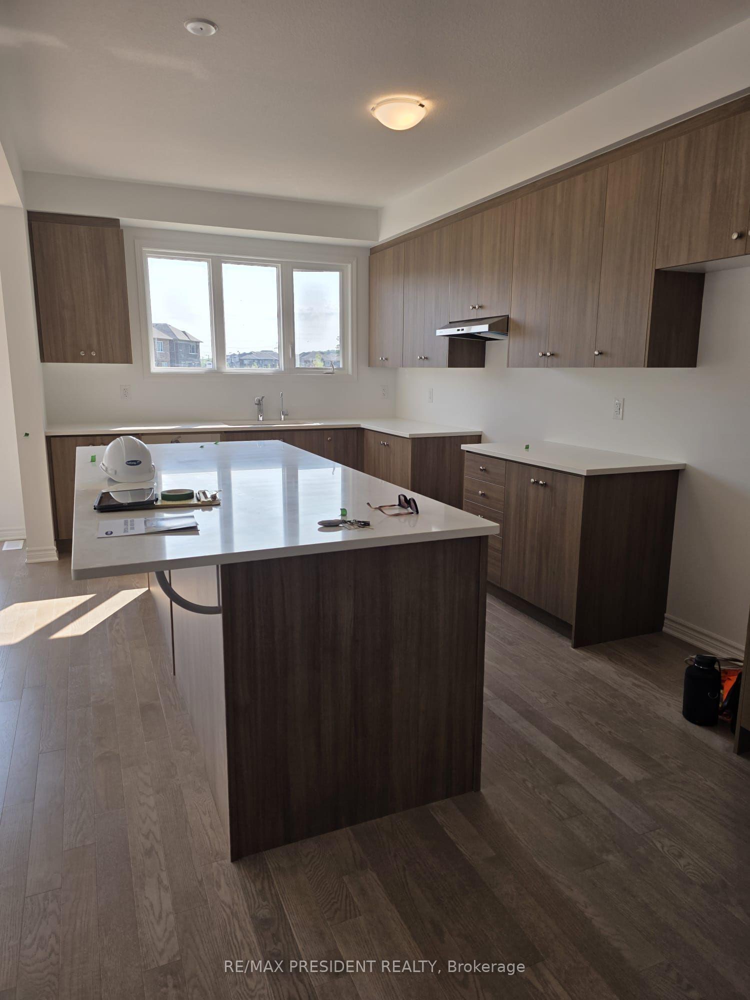 392 SANDYMOUNT Street E, Kitchener, ON N2R 0V5
