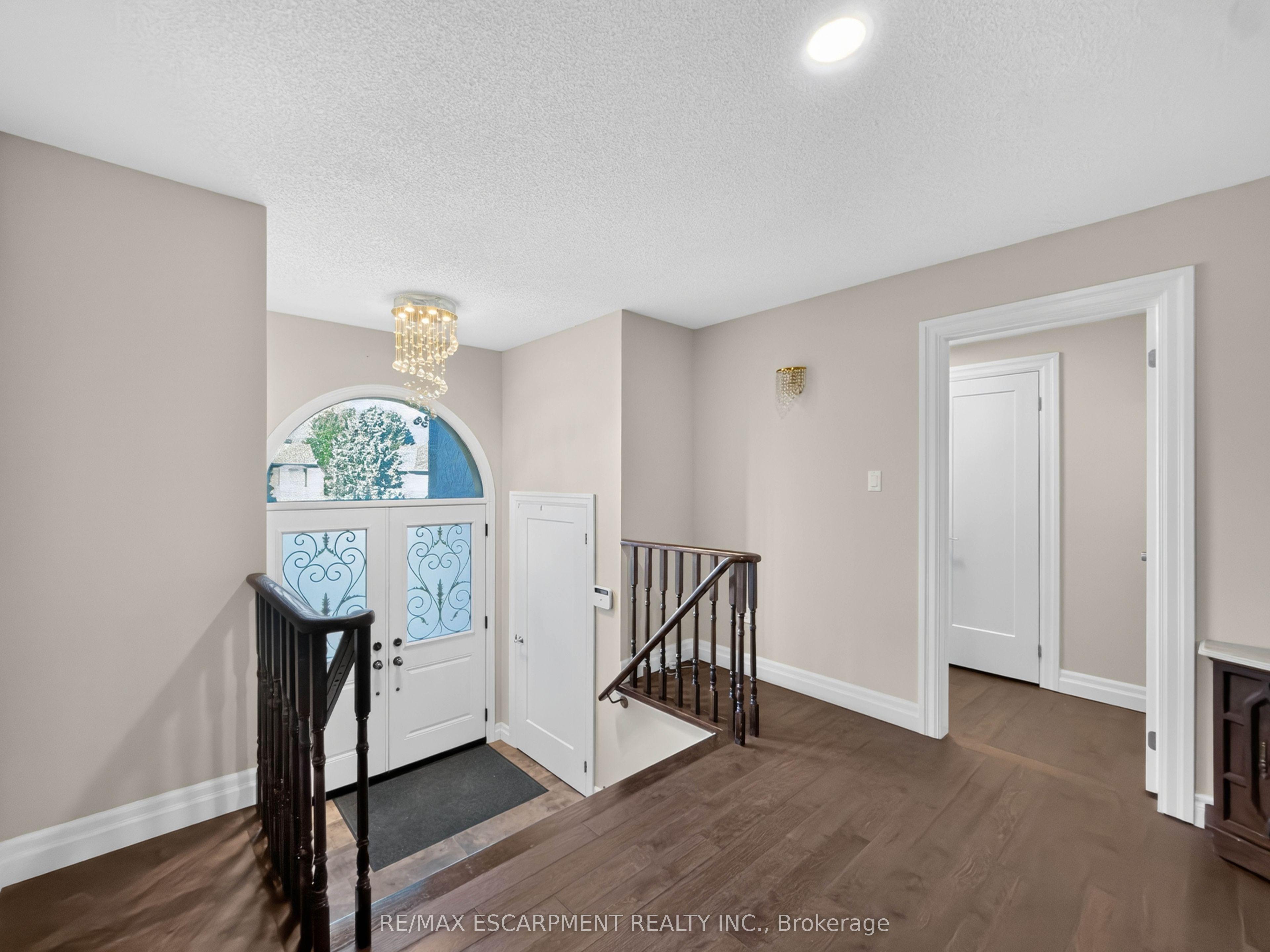 12 Sundrop Court, Hamilton, ON L9K 1G5