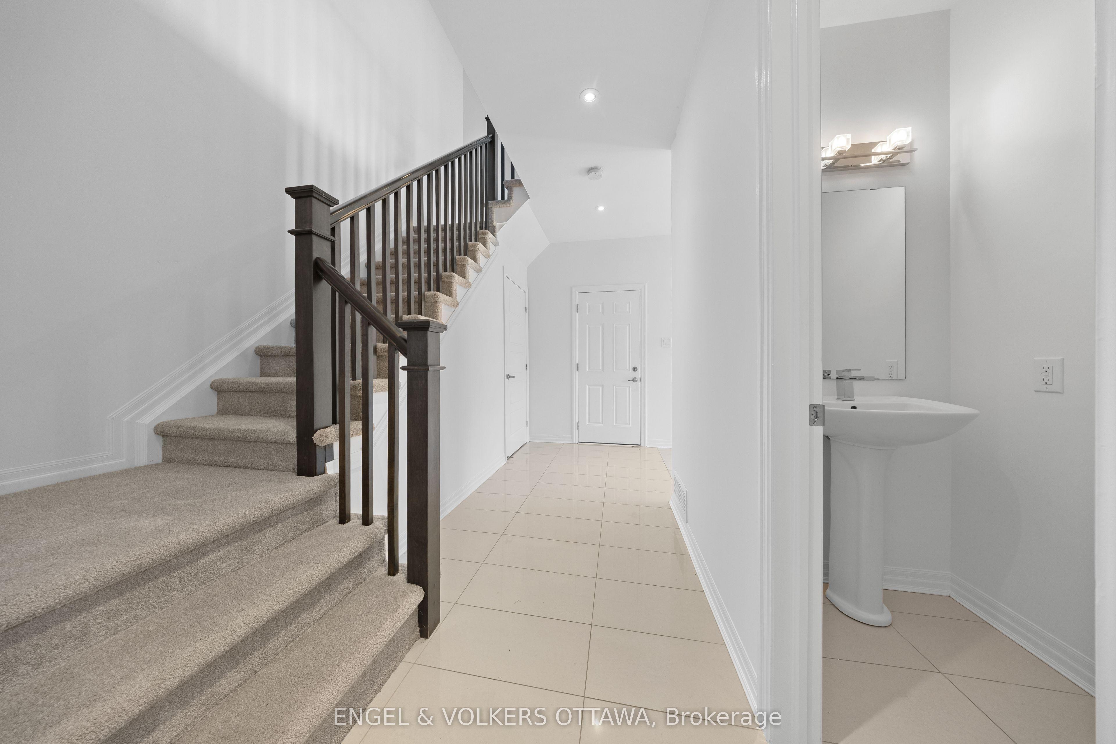 34 Aveia Private, Orleans - Cumberland and Area, ON K4A 0X1