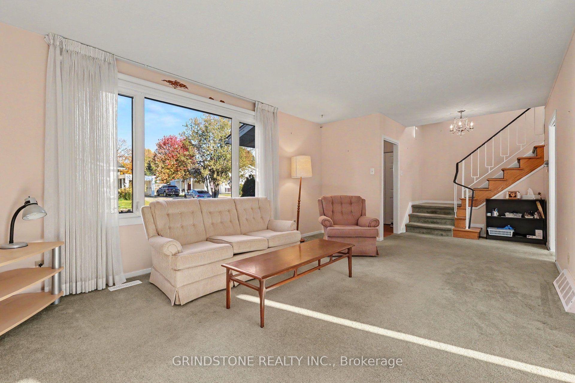 22 Lavina Crescent, South of Baseline to Knoxdale, ON K2H 7P2