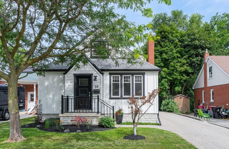 38 Roslin Avenue S, Waterloo, ON N2L 2P8