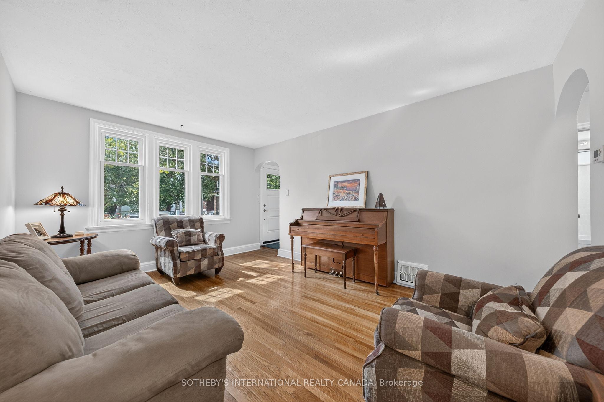 38 Roslin Avenue S, Waterloo, ON N2L 2P8
